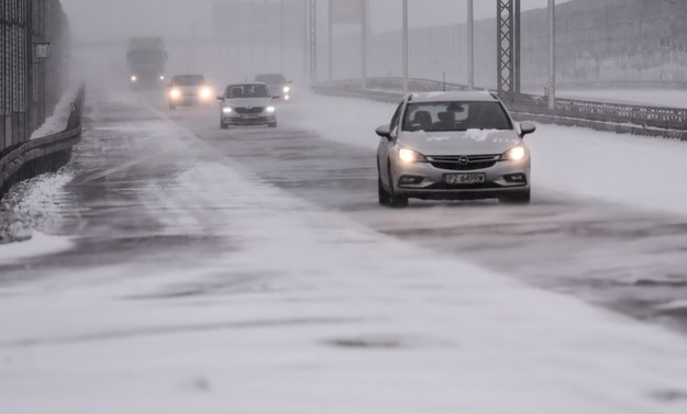 Śnieg i deszcz ze śniegiem. GDDKiA ostrzega kierowców