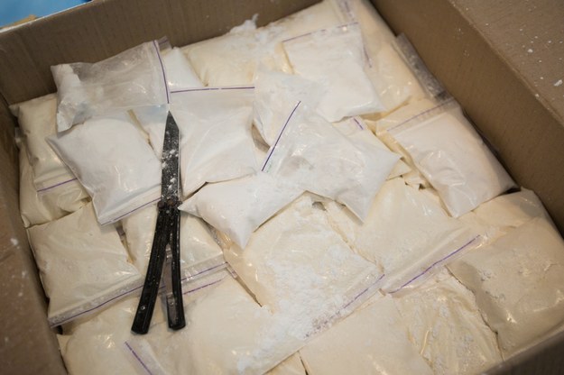 ​Ponad 2 tony kokainy na francuskich plażach. Nie wiadomo, skąd się wzięła