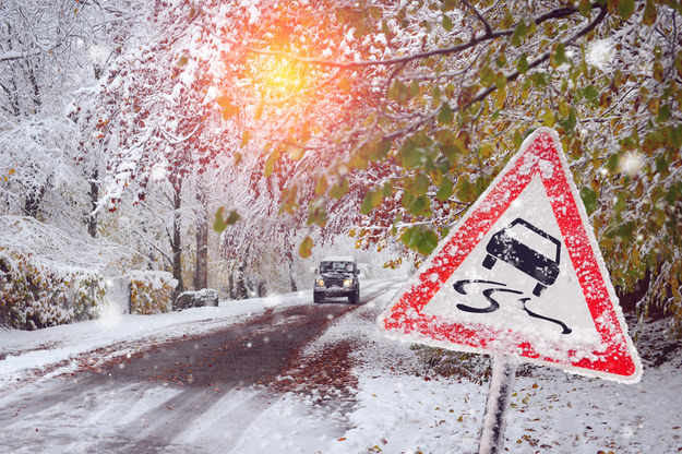 Ostrzeżenie dla kierowców przed opadami deszczu, śniegu z deszczem i mgłą