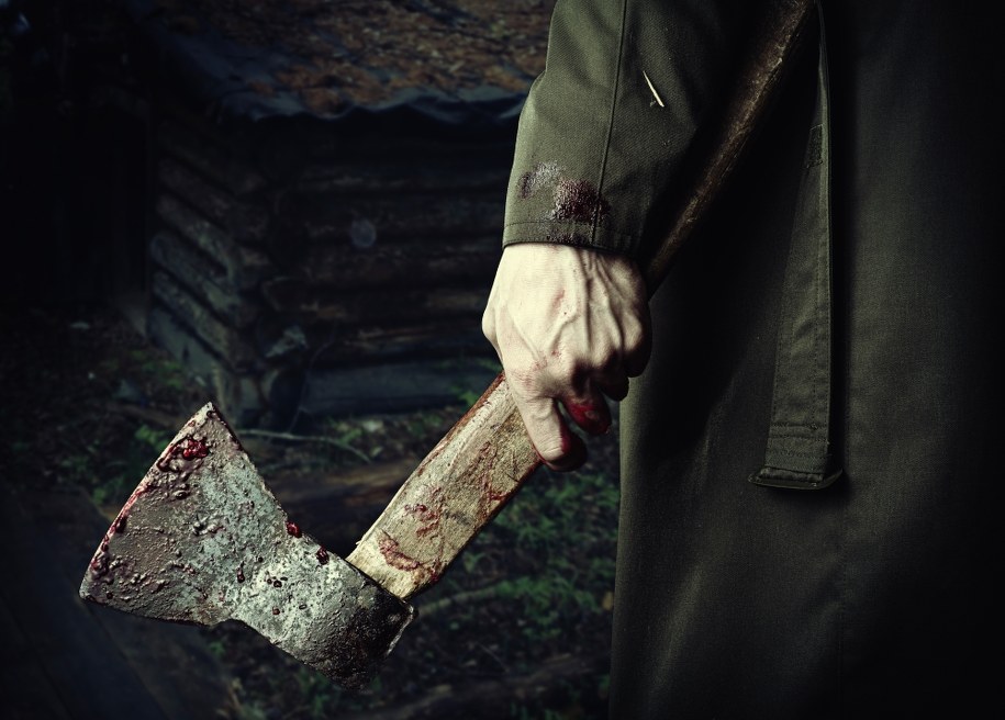 ​Zaatakowali siekierą, bo nie chciał oddać oszczędności na wesele. Zarzuty dla 4 osób