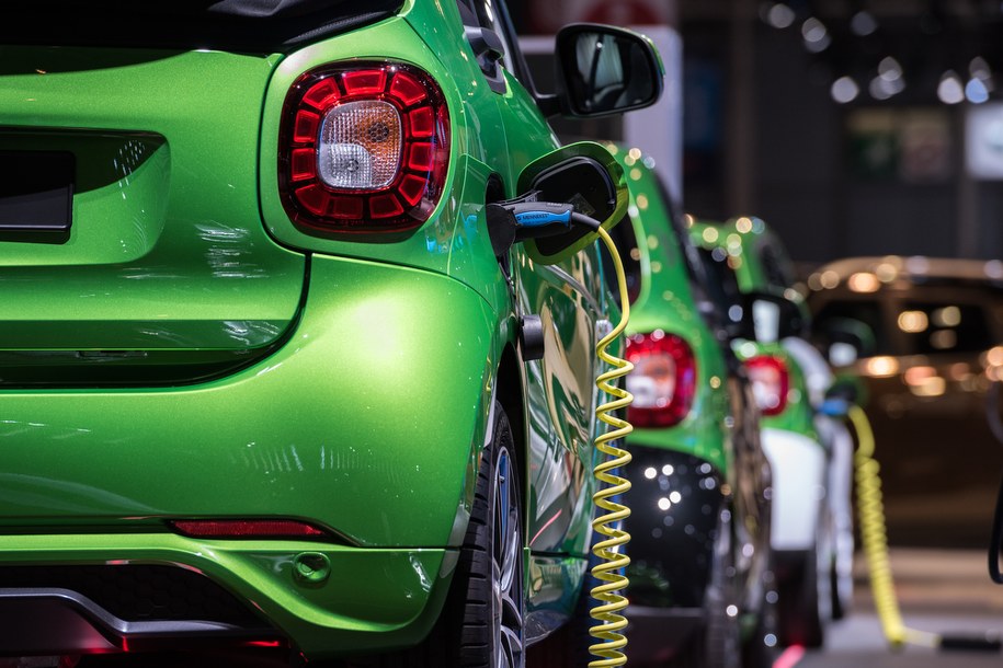 Ekologicznie ładować elektryki? Nie tam, gdzie byś chciał, nie wtedy, kiedy masz ochotę...