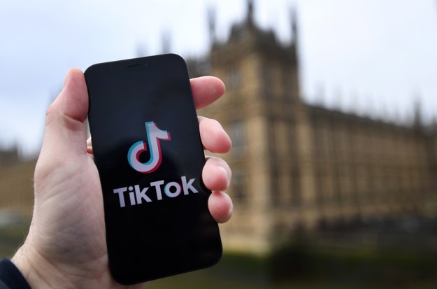 Brytyjscy ministrowie usuwają Tik-Toka ze służbowych telefonów