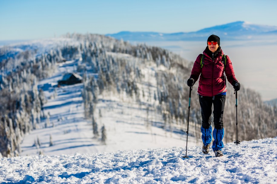 W Beskidach leży sporo śniegu. Warunki na szlakach są trudne