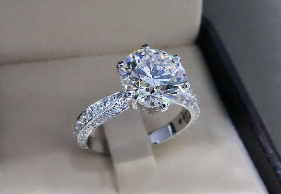 Giełda kolekcjonerska w Łodzi. Pierścionek z brylantem za 36 tys. zł