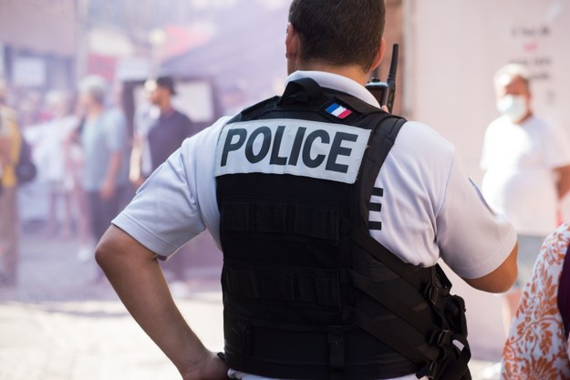 Starcia z policją na zachodzie Francji. Płoną radiowozy