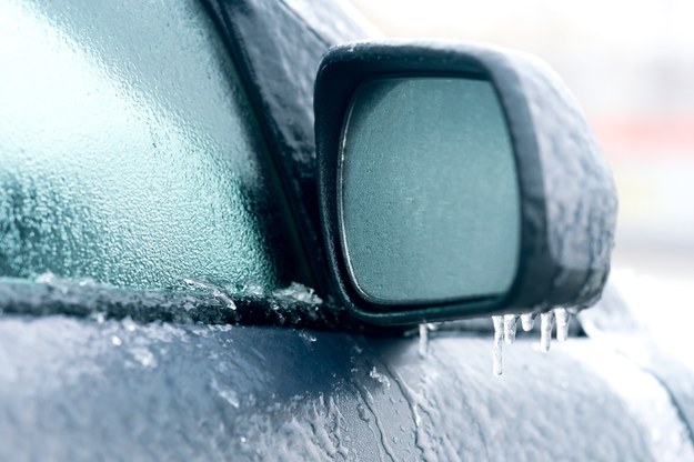 Śnieg i marznący deszcz. Trudne warunki na wielu drogach