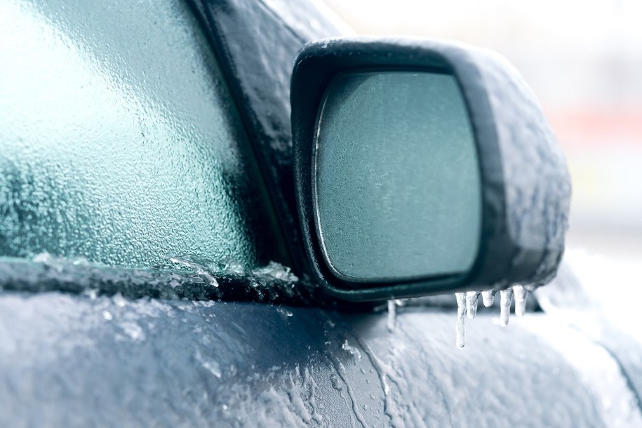 Śnieg i marznący deszcz. Trudne warunki na wielu drogach