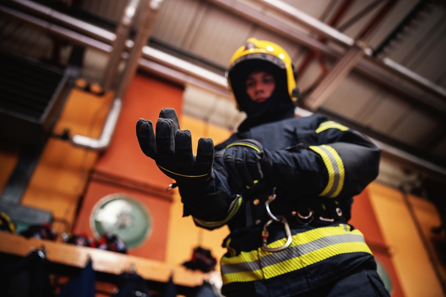 Porzucona naczepa z chemikaliami pod centrum handlowym. Sprawę badają służby