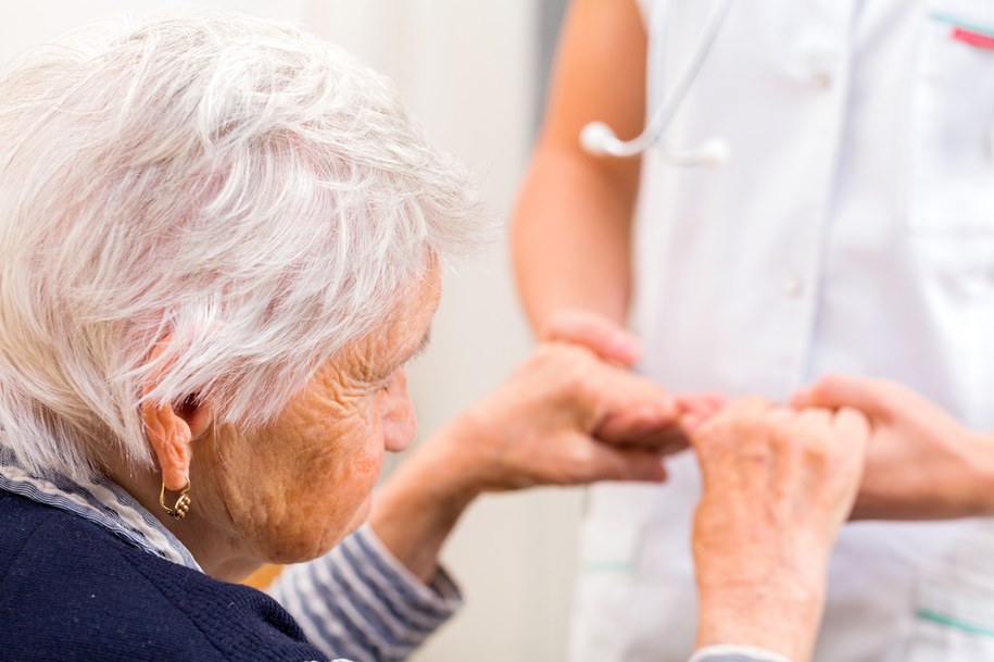 Naukowcy z Poznania badają nową metodę wykrywania choroby Alzheimera. Szukają chętnych