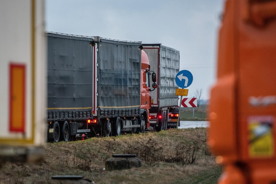 Długa kolejka tirów na przejściu z Białorusią w Koroszczynie