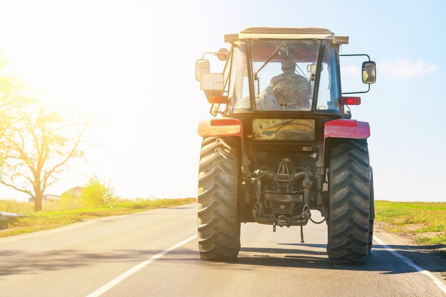 Pijany wjechał do rowu, auto chciał wyciągnąć traktorem