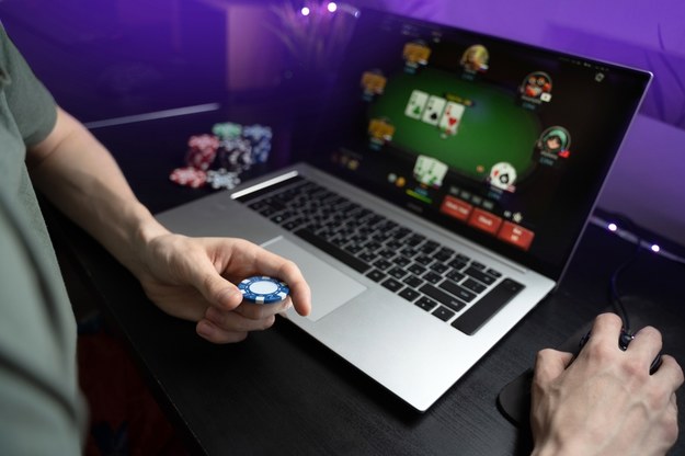 Pomysł Konfederacji: Polacy będą mogli grać w pokera w internecie
