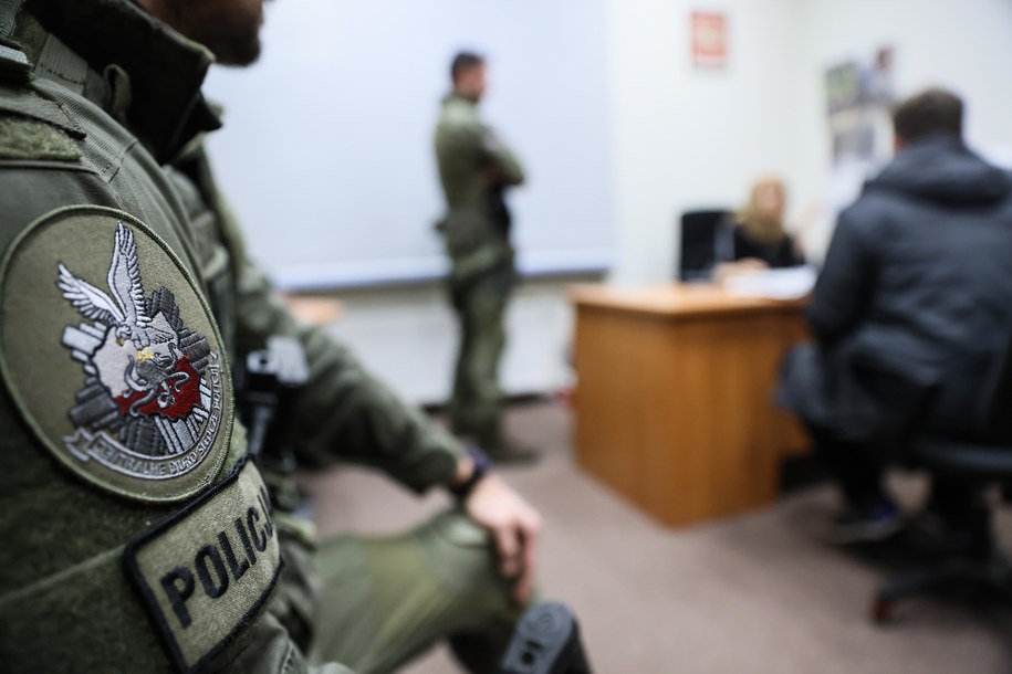 Dwa tiry i kontener z papierosami. Co znaleziono na posesji Romana J.?