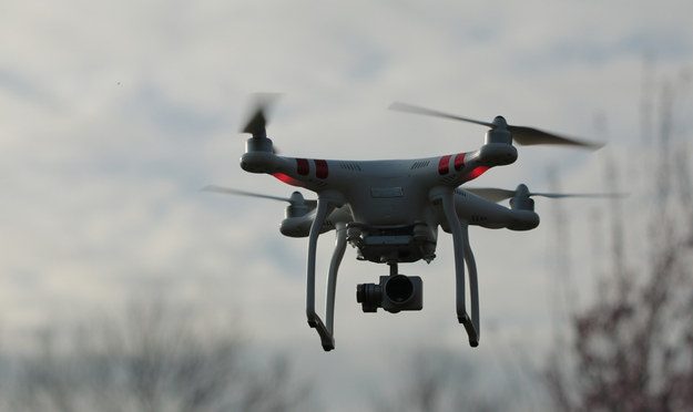 Policyjny dron wciąż nieodnaleziony. Poszukiwania są utrudnione