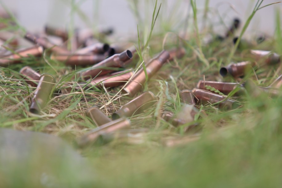 ​74-latek próbował przeciąć niewypał