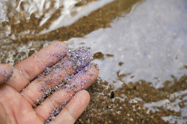 Naukowcy sprawdzają wiek mikroplastiku w morzach i oceanach