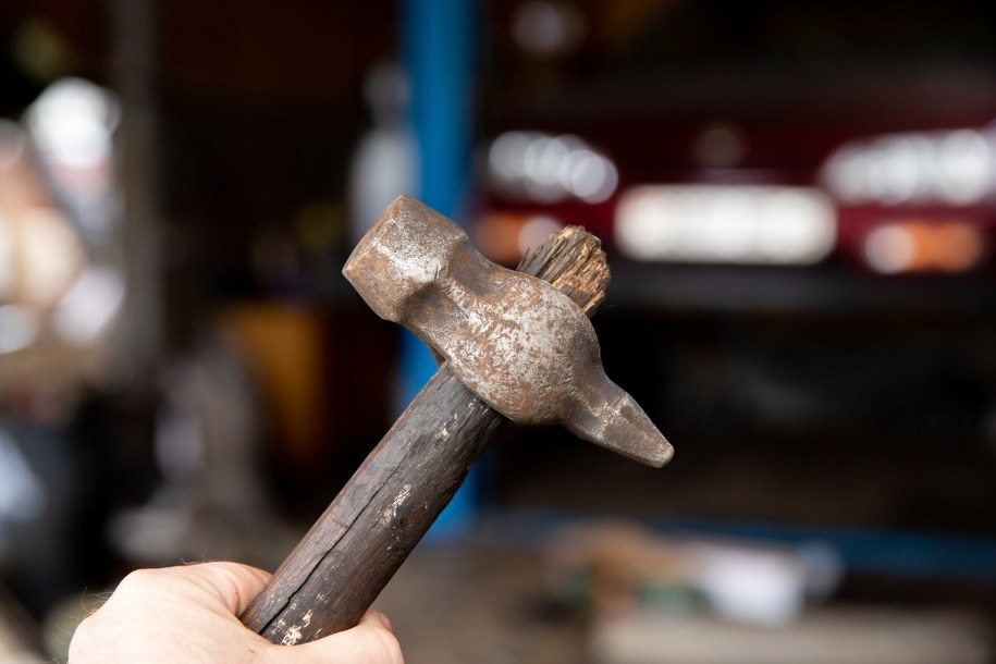 Zaatakował śpiącą żonę, bo posądzał ją o zdradę. 79-latek też chciał się zabić