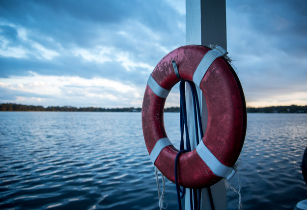 Ratownicy pomogli mężczyźnie tonącemu w Jeziorze Zegrzyńskim. Lądował śmigłowiec LPR