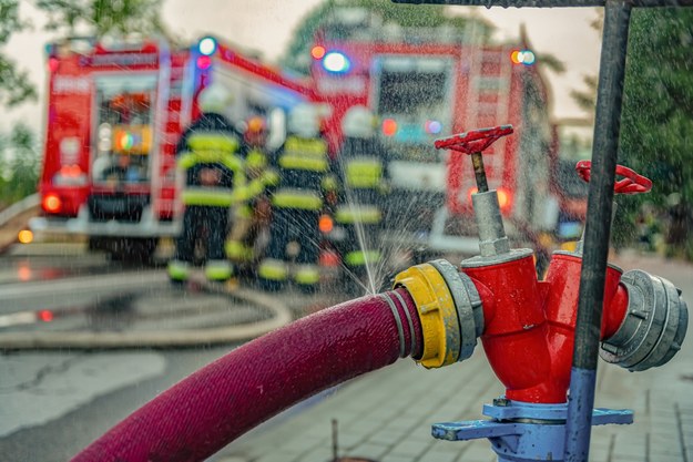 Pożar w Laskach. Najpierw zapaliła się papa, później rura z gazem