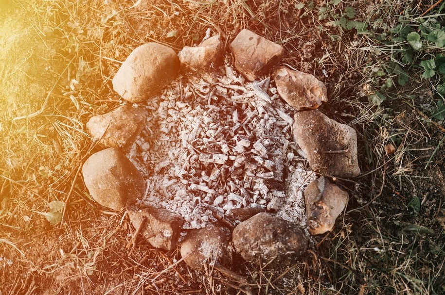 3-letnia dziewczynka wpadła do żaru po ognisku