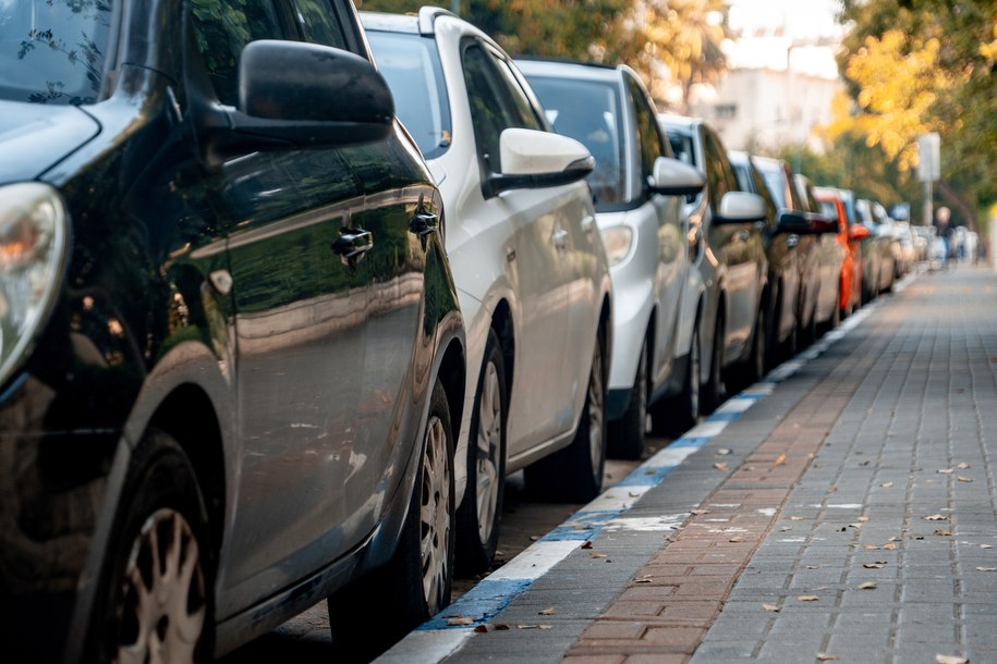 Zamiast kół - gołe tarcze i auta na cegłach. Seria kradzieży w stolicy