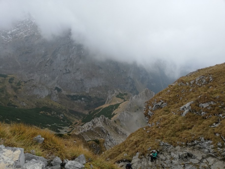 Burze i zalegający w górach śnieg zagrożeniem dla turystów