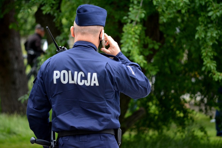 Małe dziecko pod opieką pijanych rodziców. Ojciec groził policjantom siekierą