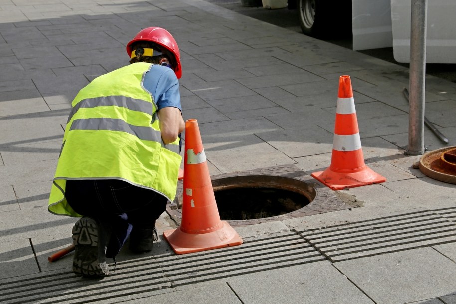 Cegły i gruz w kanalizacji. Pracownicy publikują co jest wrzucane do miejskiej sieci