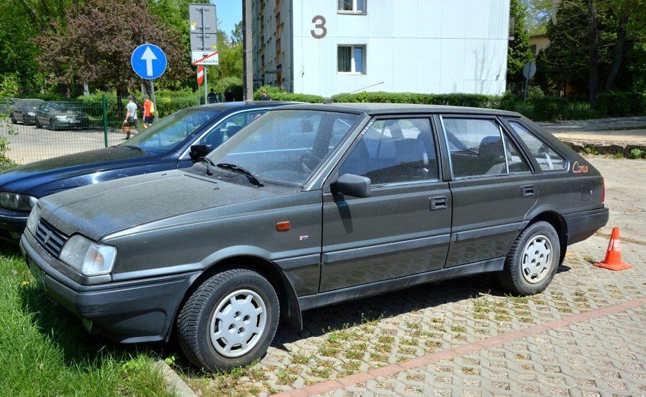 Ukradli zabytkowego poloneza. Do jego odholowania zamówili lawetę