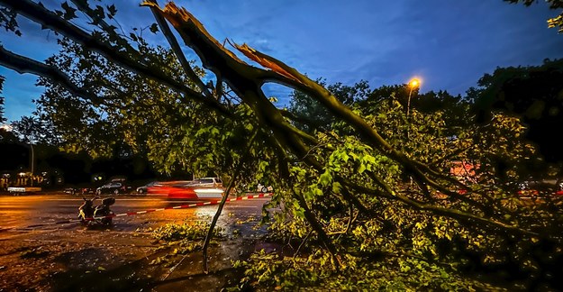 Synoptycy ostrzegają przed burzami z gradem [MAPY]