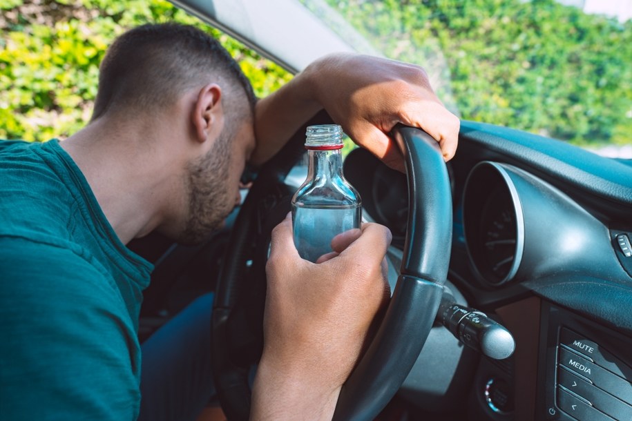 Próbował wyjechać z parkingu, ale zasnął za kierownicą, bo był pijany