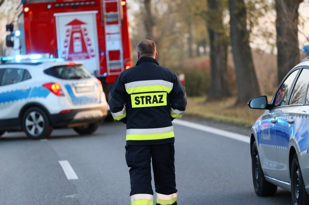 Tir spadł ze skarpy, kierowcę przygniotła naczepa pojazdu