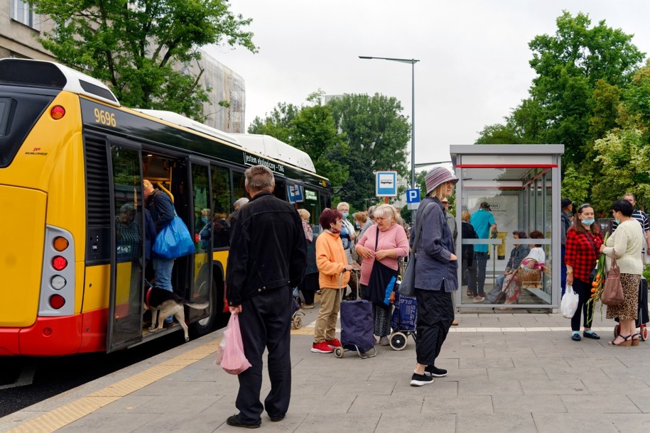 Kobieta przytrzaśnięta przez drzwi autobusu. Trafiła do szpitala