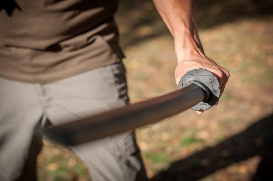 Rzucił się na policjantów z maczetą. Padły strzały ostrzegawcze