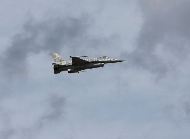 Odgłosy wybuchów w Mazowieckiem. F-16 przekroczyły granicę dźwięku