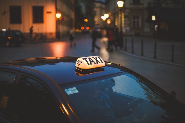 Kierowca taksówki na aplikację miał wykorzystać seksualnie pasażerkę. Usłyszał zarzuty