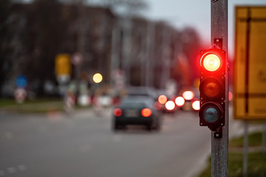 Poszukiwany wpadł, gdy przejechał dwukrotnie na czerwonym świetle