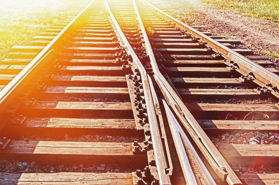 Zginęła kobieta potrącona przez pociąg. Ruch kolejowy wstrzymany