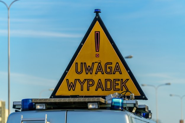 Kierowca staranował wiatę przystanku w Warszawie
