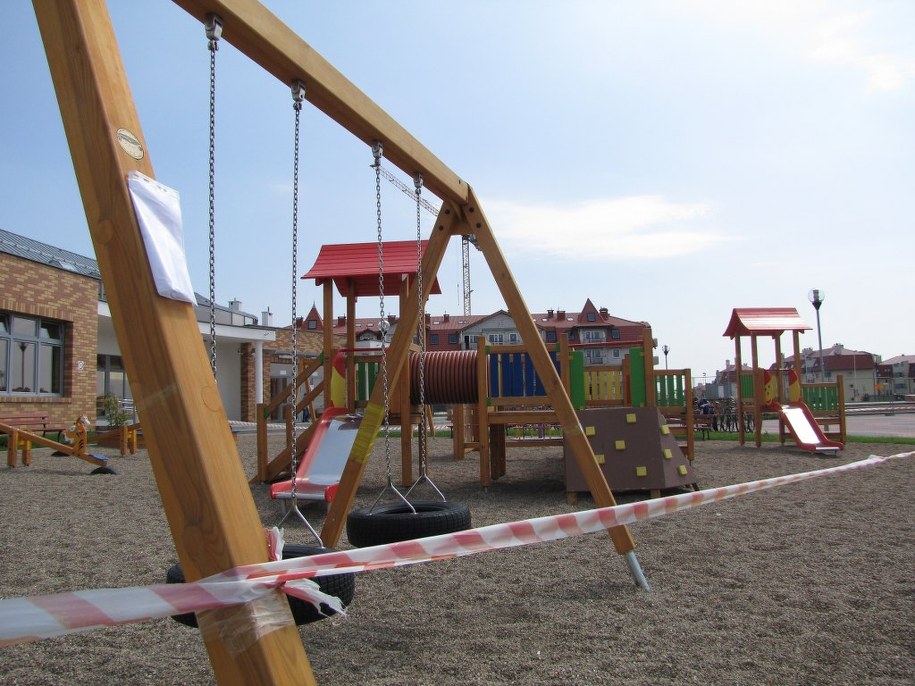 Wypadek na terenie przedszkola. Blacha uderzyła w dwoje dzieci i kobietę