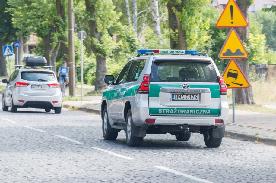 Pościg za busem z nielegalnymi imigrantami. Zatrzymano 10 osób