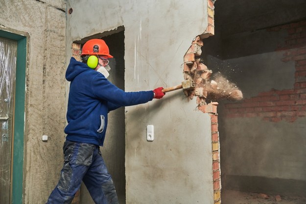 Szok po powrocie z wakacji. Firma budowlana przez pomyłkę wyburzyła jej dom