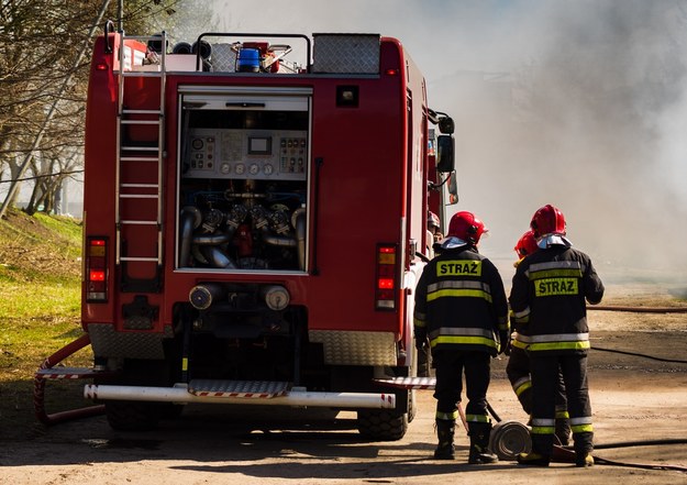 Pożar domu w Wielanowie. Jedna osoba zabrana do szpitala śmigłowcem LPR