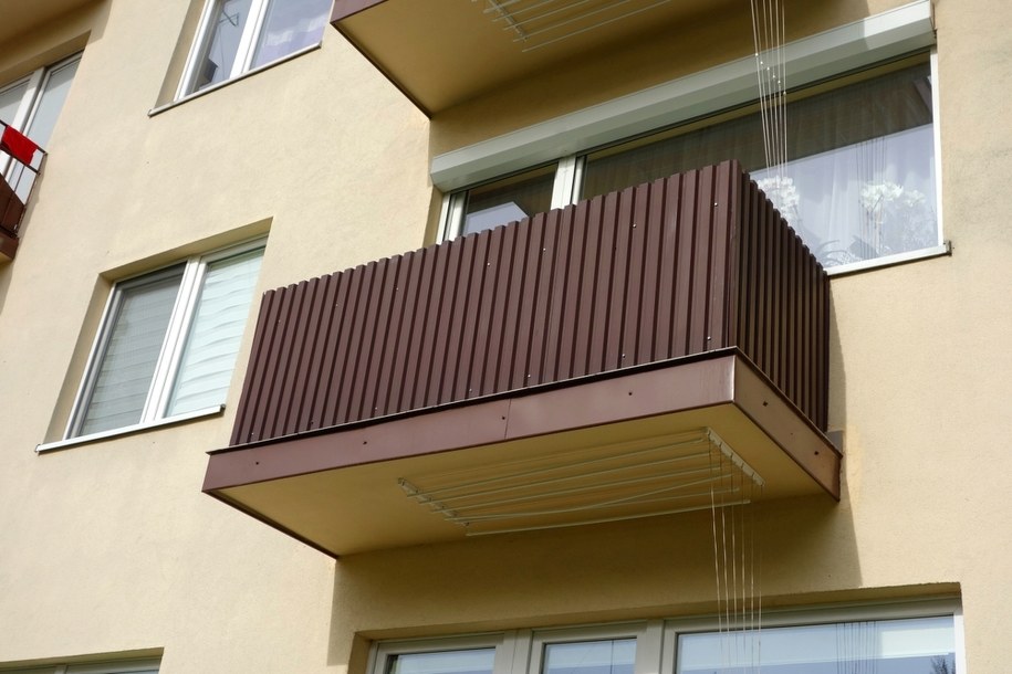 Ciało noworodka w worku na balkonie. Zarzuty dla rodziców dziecka