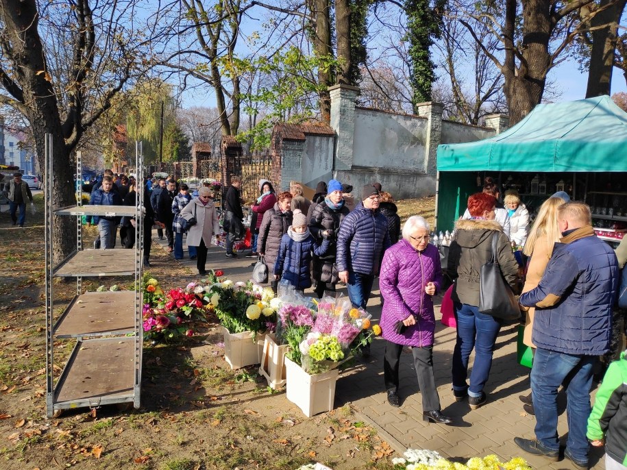 Lublin: Rośnie ruch przy cmentarzach. Policja apeluje do pieszych i kierowców