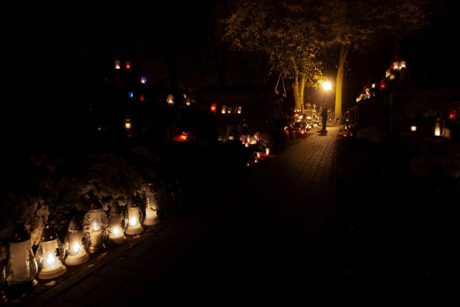 Policja przypomina odwiedzającym cmentarze: Odblaski ratują życie