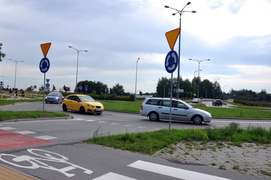 Kierował ruchem na rondzie. Twierdził, że pomaga policji