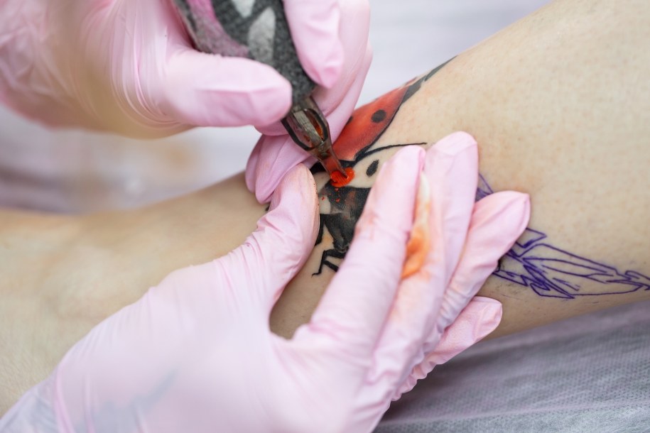 Kropki, serce, czaszka. Matka zrobiła dzieciom tatuaże, została oskarżona