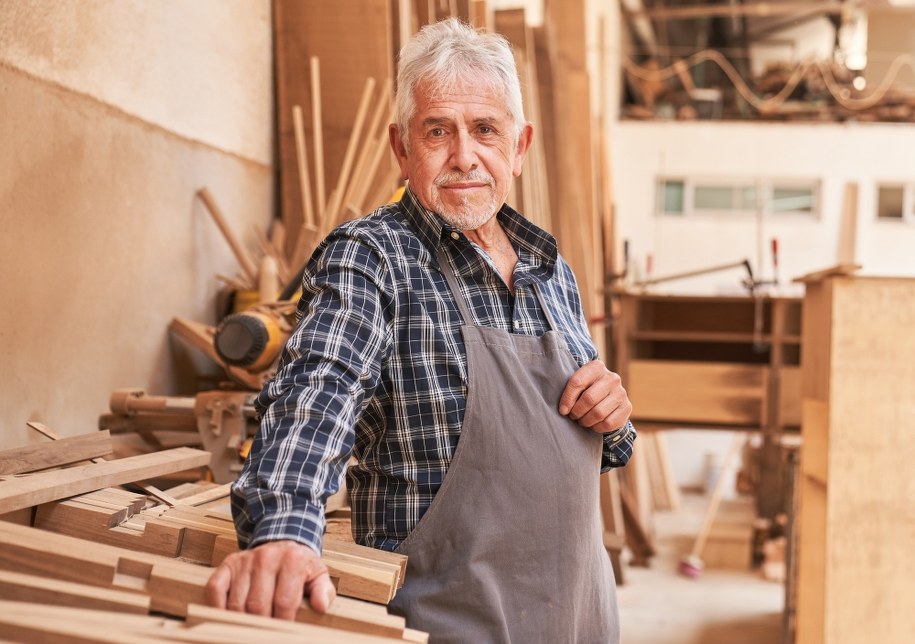 Ważne zmiany dla emerytów i rencistów. Od dziś mogą więcej dorobić