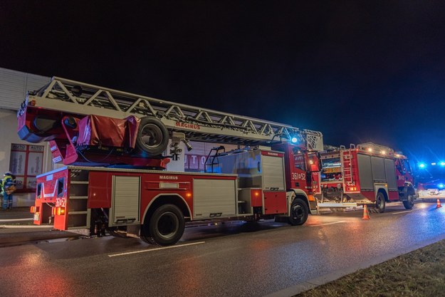 Pożar hali w Woli Rębkowskiej na Mazowszu. Trudna akcja strażaków